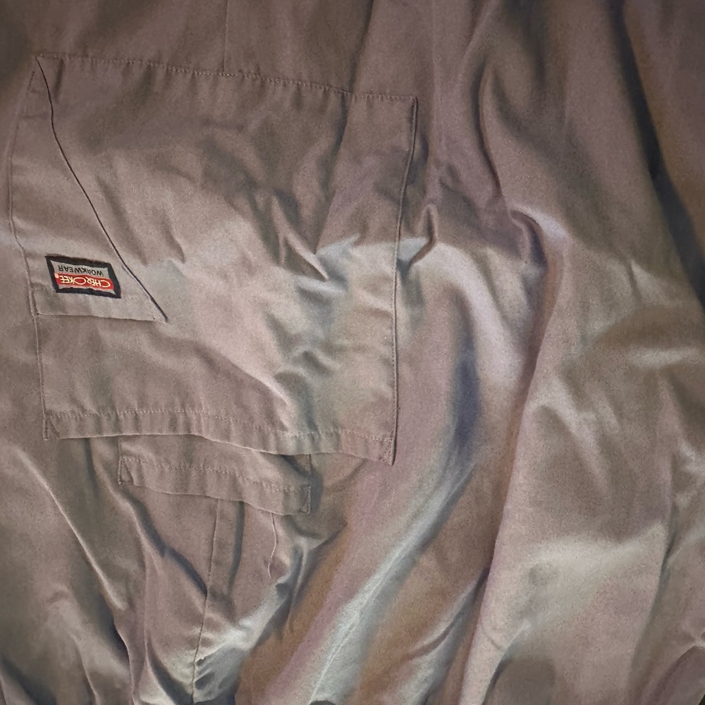 4 piece scrub set EUC 3 bottoms and a scrub jacket. - Picture 7 of 10